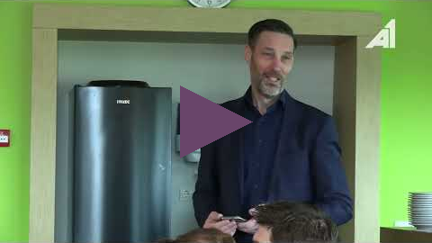 Wethouder René Windhouwer sprak de afvalhelden toe en trakteerde namens de gemeente op taart.